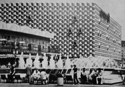 Dobový snímek nově dokončeného domu Centrum v Drážďanech.