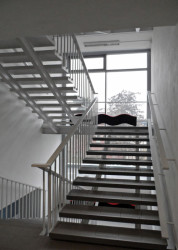 Pohled na interiérové schodiště v administrativní věži objektu SAC
