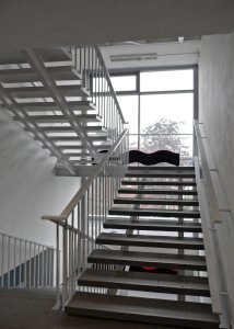 Pohled na interiérové schodiště v administrativní věži objektu SAC