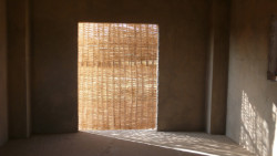 Stínění z bambusu využité na domu.