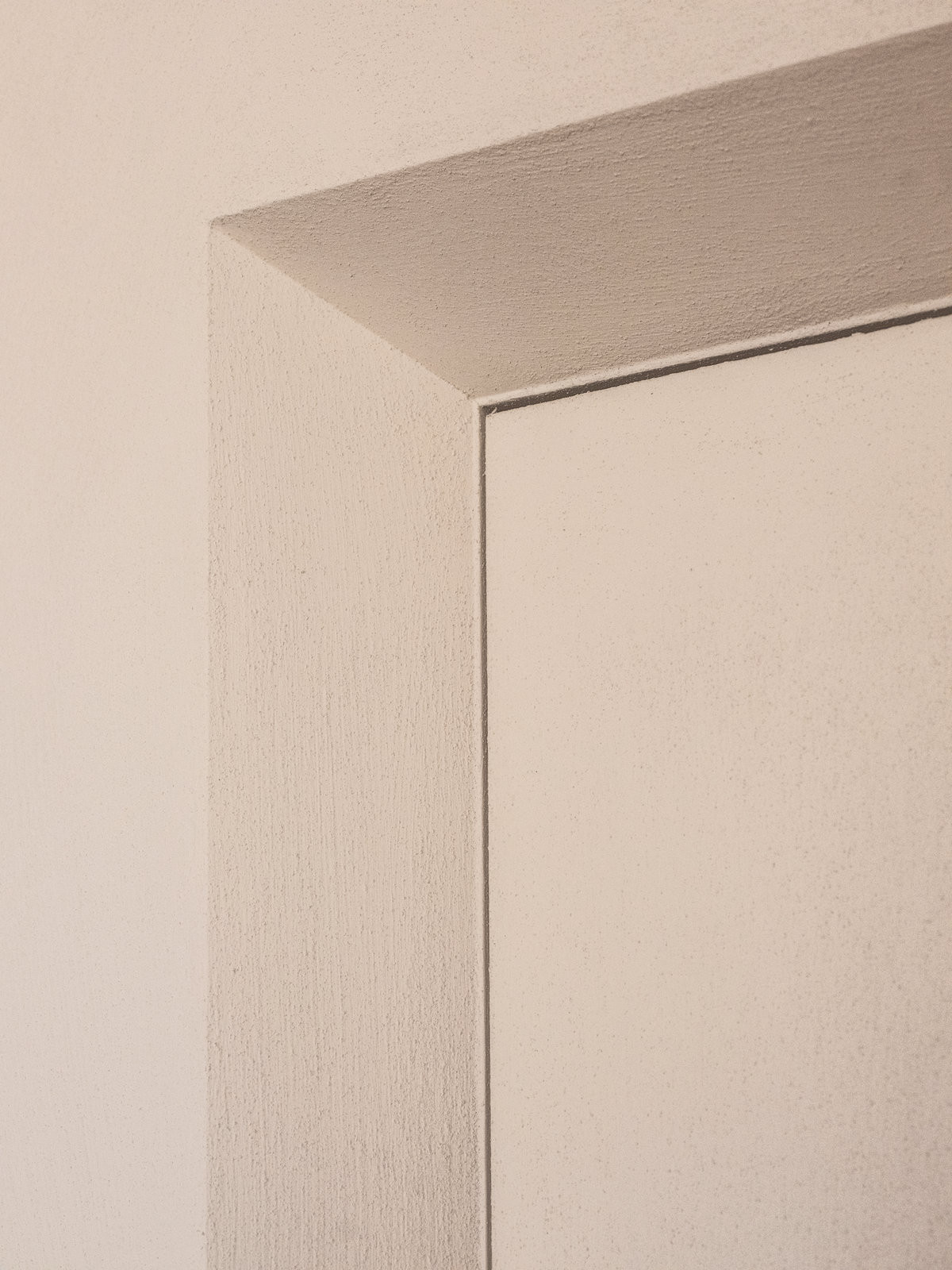 V celém domě architekt použil zárubně ECLISSE 40 s jemně zkoseným profilem (detail). (Apartmán Porto San Giorgio; Francesco Valentini )