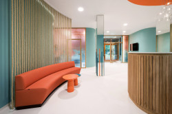 Interiér rehabilitačního centra CRIMED v Poděbradech od designérky Kateřiny Kersey a architektky Lucie Náhlovské