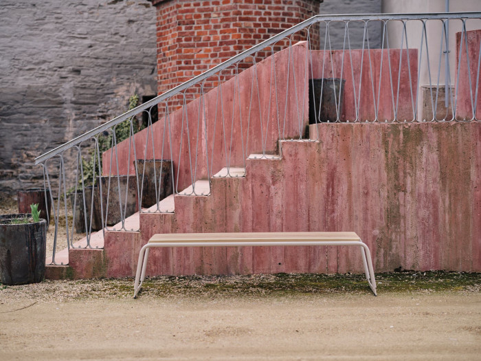 Lavička Linfa od mmcité; Desgin: AG&P greenscape, Cattaneo design