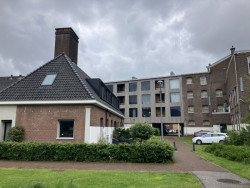 Původně uzavřený vězeňský areál zpřístupnili veřejnosti prostřednictvím nových bran a průchodů přes masivní ohradní zeď. Ve vězeňských budovách se bydlí.