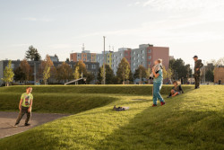 Revitalizace areálu kasáren ve Vysokém Mýtě, Barbora Srpková, Martin Lukáč: Vedle hlavního hřiště jsou zatravněné terasy pro piknikování