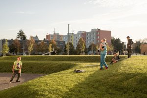 Revitalizace areálu kasáren ve Vysokém Mýtě, Barbora Srpková, Martin Lukáč: Vedle hlavního hřiště jsou zatravněné terasy pro piknikování