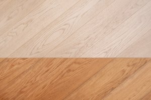 Napojení světlého a tmavšího dřeva (Interiér domu Ke Káčatům v Brně, studio AEIOU)