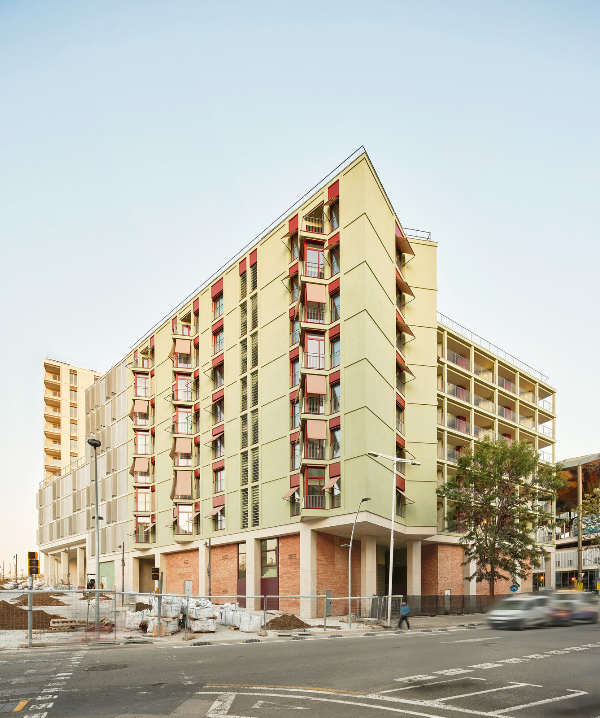 Bytový dům na Plaça de les Glòries se dostal mezi nominované v soutěži European Collective Housing Award v kategorii nejlepší novostavby. (Bytový dům La Comunidad Habitacional v Barceloně; Cierto Estudio)
