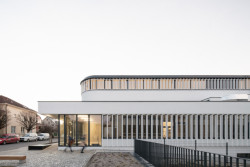 Nová hala je součástí školního kampusu, ale slouží i celému městu. (Hala Řevnice, Grido)