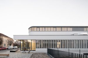 Nová hala je součástí školního kampusu, ale slouží i celému městu. (Hala Řevnice, Grido)