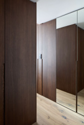Z obytné části se prochází do ložnice přes vestavěnou šatnu. (Interiér bytu Karlín; PANIKHORN)
