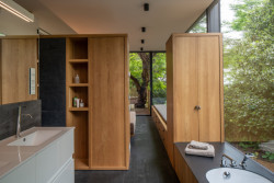 Nová skleněná přístavba - interiér (Rekosntrukce domu v Bretani, MOLO ARCHITEKTI)