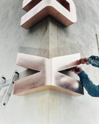 Povrch písmen je stejně jako u lávky metalizovaný bronzem.