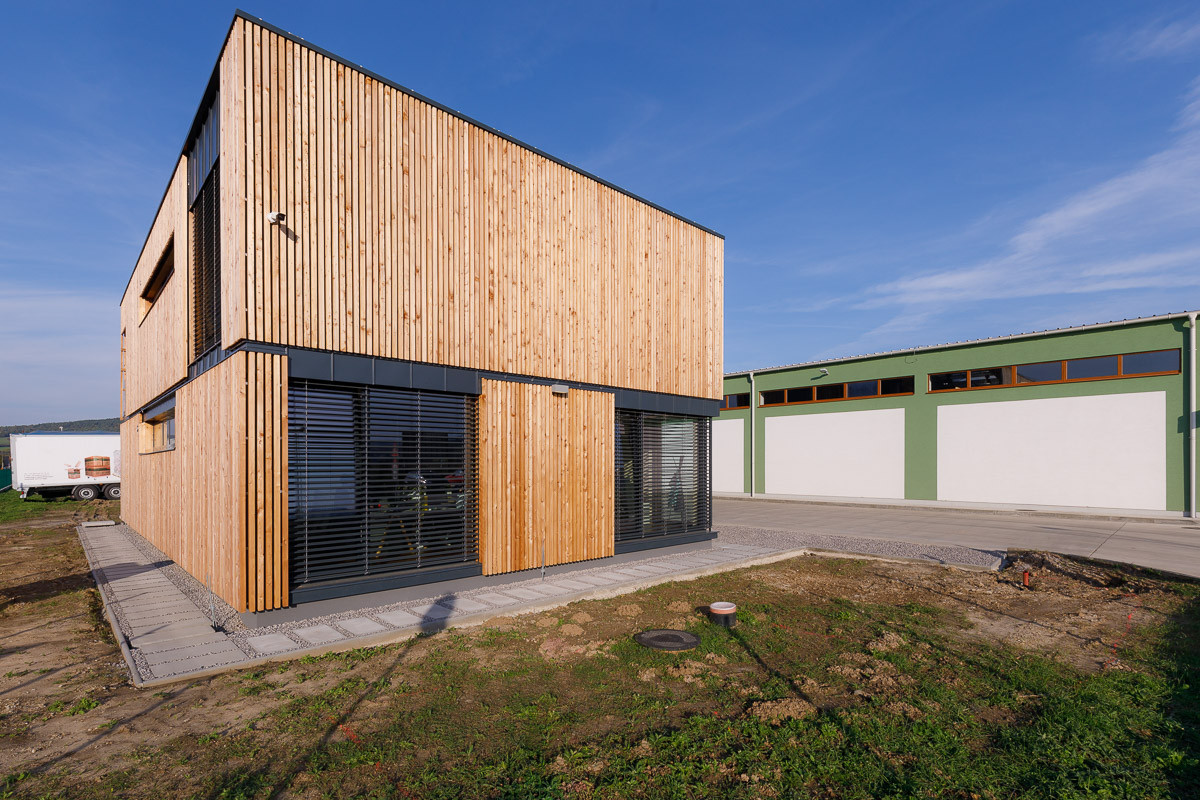 Administrativní budova Partizánske, Prodesi/ Domesi