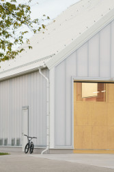 Uvnitř bílé budovy je dřevěná vestavba. (Hasičská stanice Dolní Jirčany, SOA architekti)
