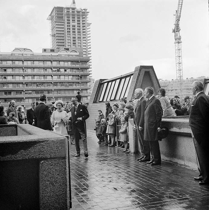 V listopadu 1972 se na výstavbu Barbicanu přijela podívat britská královna Alžběta II.