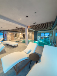 Odpočívárna s výhledem na sjezdovky ve spa hotelu Al Nin