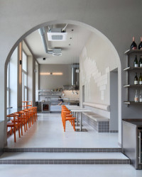 Restaurace má kapacitu 30 míst k sezení . (Rakin Seafood Bar; NEUHÄUSL HUNAL David Neuhäusl, Matěj Hunal)