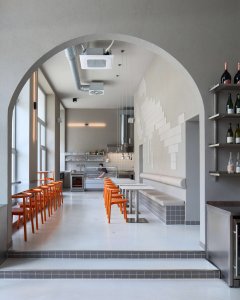 Restaurace má kapacitu 30 míst k sezení . (Rakin Seafood Bar; NEUHÄUSL HUNAL David Neuhäusl, Matěj Hunal)