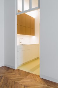 Pohled do kuchyně - je taky hnědo-bílá. (Rekonstrukce bytu v Praze, BY architects)