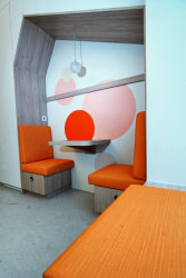 Místa pro děti: Kromě hracích koutků a nabídky digitální zábavy jsou na každém patře pro děti a rodiče k dispozici krytá útočiště v uklidňujících barvách.