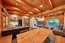 Celá světnice je provoněná dřevem.