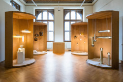 Česká značka vysoce kvalitního osvětlení BROKIS představuje spojení vybraného designu, dokonalé kvality a mimořádné zručnosti českých sklářských mistrů.