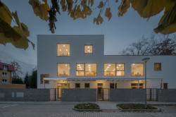 Důležitou součástí konceptu jsou velká okna (MŠ Podhrad, sporadical)