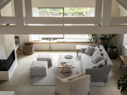 Obývací pokoj rozhodně nemá atmosféru starého stavení. Je hezky prosvětlený a jeho dominantou je moderní krb.