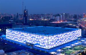 Národní plavecké centrum je jedním ze starších sportovišť, které dokáží změnit svůj původní účel. Díky moderním technologiím v něm tak mohou probíhat utkání v curlingu. Budova s podsvícenou fasádou si vysloužila přezdívku „Vodní kostka“, s ohledem na změnu využití během zimních her pak „Ledová kostka“.