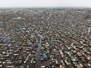 Fotografie Edwarda Burtynského zachycující oblast Makoko v Lagosu