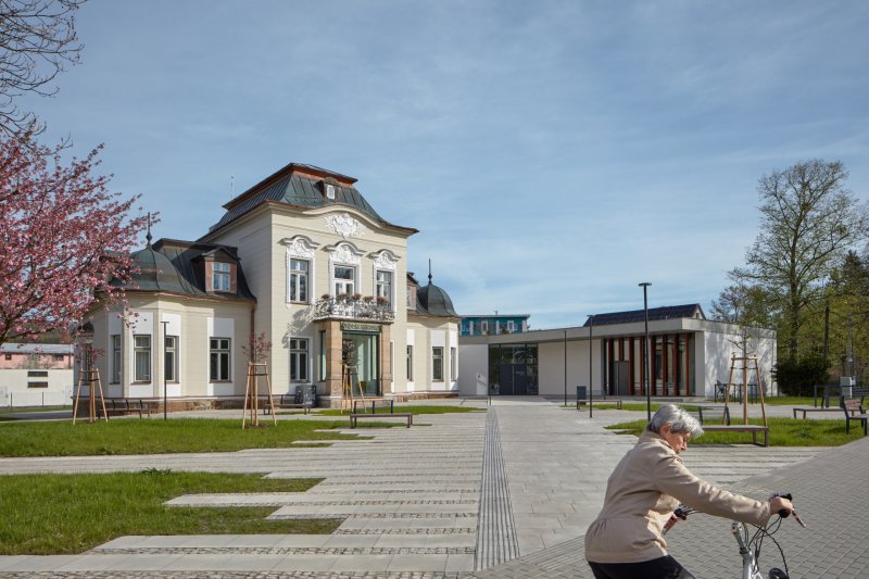 Městská knihovna v Rožnově pod Radhoštěm od ateliéru ČTYŘSTĚN