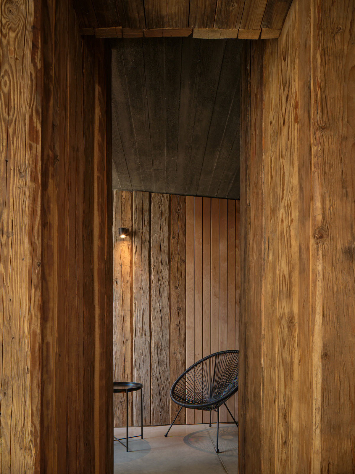 Na jídelnu navazuje sauna s malou odpočívárnou a výhledem do dvora (Bukovanský domeček; SENAA architekti)