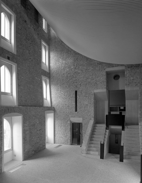 Úpravy se dotkly také interiérů některých historických budov, kterým architekt vdechl zcela jedinečnou atmosféru.