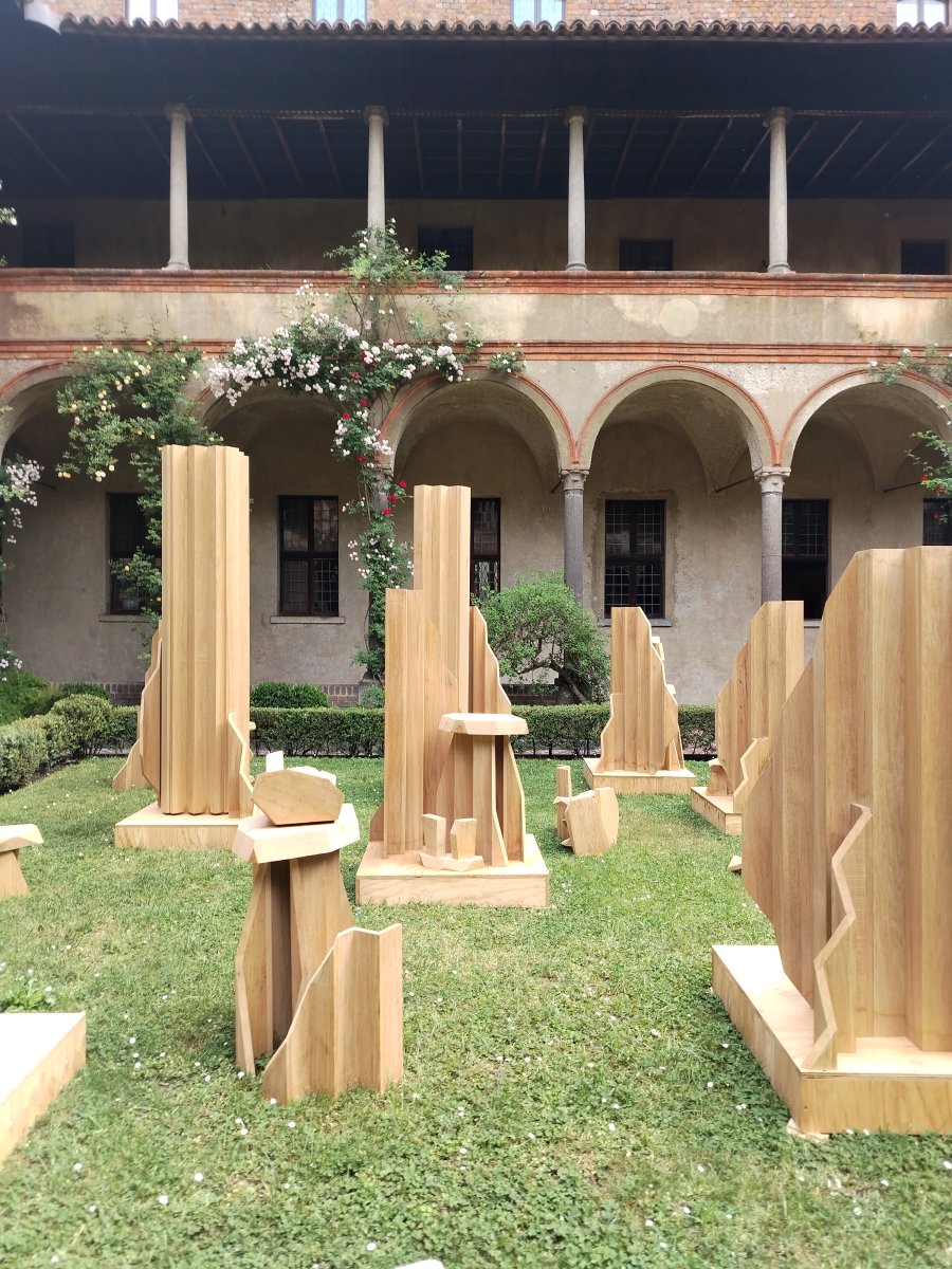 Výrobce parfému Byredo překvapil sadem dřevěných skulptur.