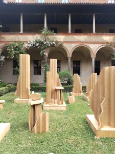 Výrobce parfému Byredo překvapil sadem dřevěných skulptur.