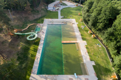 Původní tvar koupaliště zůstal zachován, voda je však zelená a bez chlóru.