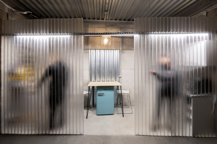 Interiér vlastního ateliéru, LINEAR: Průhledná vlnitá zástěna, která prostor opticky odděluje a propouští do zázemí dostatek světla