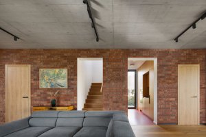 Cihlový pásek je použitý i uvnitř domu. (Cihlový dům v Pardubicích; architekti Jakub Dvořák a Michal Bílek)