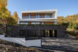 Pohled z ulice  (Block House v Šáreckém údolí v Praze; Studio MA)