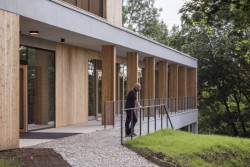 Před vstupem. (Dům pro Julli, ateliér Čtyřstěn)