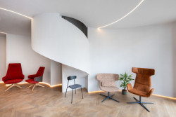 Veškeré sezení v Atelieru Bohemia pochází od české značky LD Seating.