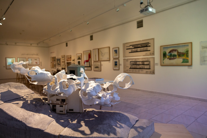 Pohled do výstavy Architektura v procesu s prací Cloud-scape Evy Kvaššayové (2022)