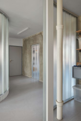 Byt sochaře, NEUHĀUSL HUNAL: Vybouráním příček vznikl jednotný otevřený prostor, kterým prochází světlo z obou stran domu