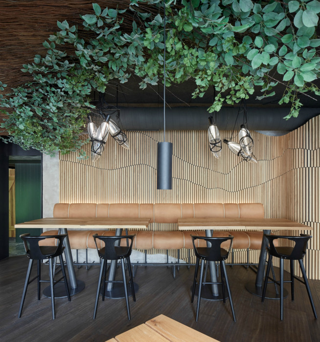 Steak Restaurant v prostorách bývalé STK autodílny, Komplits