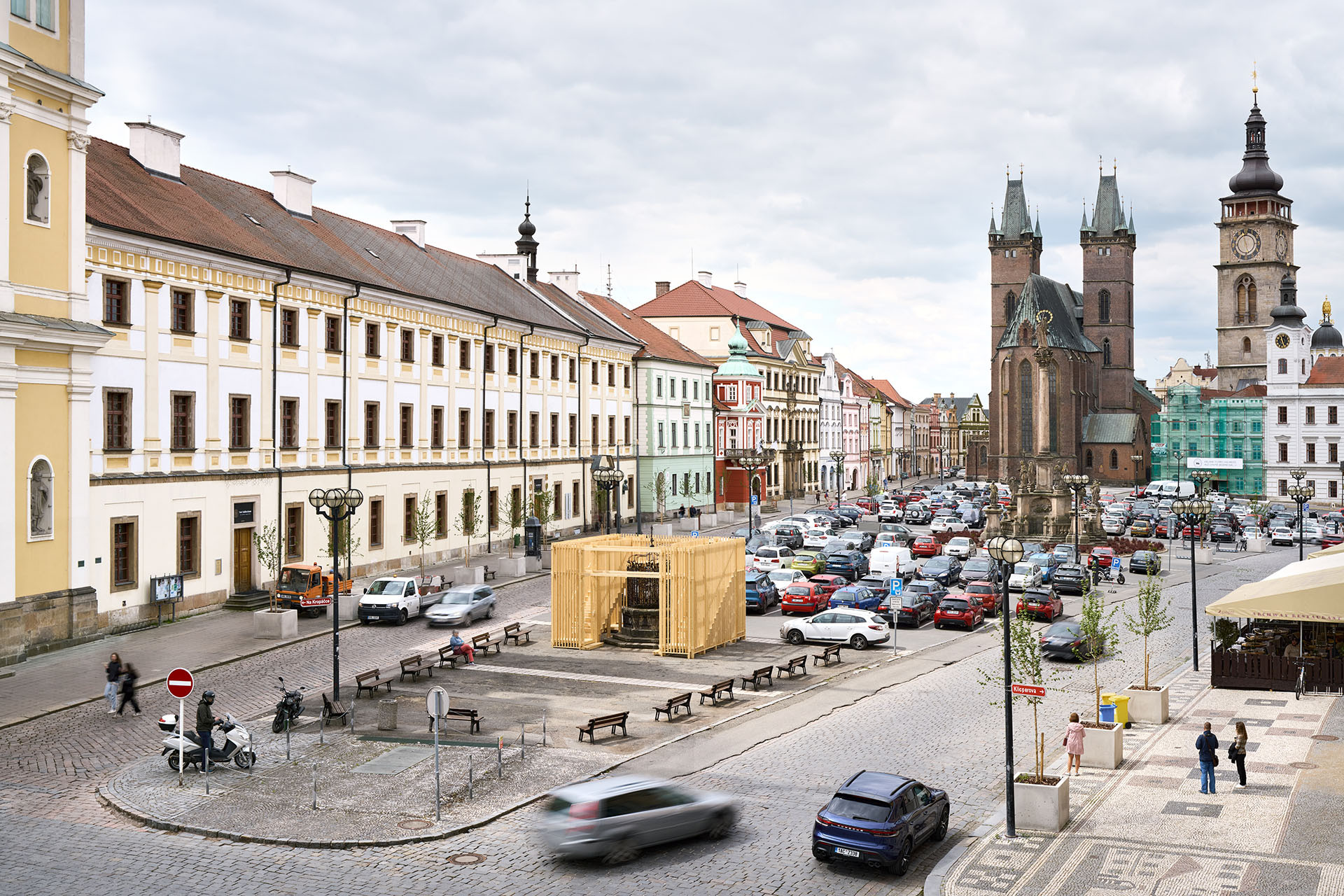 V Hradci Králové si připomínají 800 let od první zmínky o městě. Při té příležitosti vznikla kolem studny na náměstí dřevěná umělecká instalace.