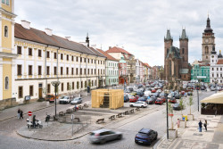 V Hradci Králové si připomínají 800 let od první zmínky o městě. Při té příležitosti vznikla kolem studny na náměstí dřevěná umělecká instalace.