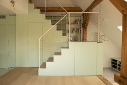 Půdní byt v kolonii Svoboda - Vložené schodiště obsahuje úložné prostory