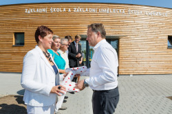 V úterý prvního září usedlo do nového povilonu Základní školy v Líbeznících 240 žáků prvního stupně. O den dříve předal Vlastimil Kaňovský, předseda představenstva stavební společnosti PROMINECON CZ, zástupcům obcí, které financování stavby hradily, klíč k originální budově s kruhovým půdorysem a otevřeným atriem uprostřed. Výtvarné řešení celé budovy zpodobňuje Sluneční soustavu se všemi planetami a žlutou hvězdou uprostřed ve skutečném poměru velikostí. Každá třída svým tvarem připomíná antický amfiteátr. - foto