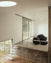 Stodola proměněná v sochařský ateliér od architekta Thomase Randall-Page